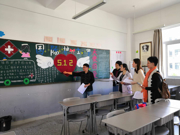 高效高质的完成了任务。各班黑板报版面设计新颖,书写字迹工整,色彩搭配合理,传达了学生对护士职业性质的理解和对护士职业的敬意。 经过学校评比后,评出一等奖一名,二等奖三名,三等奖三名。通过这次黑板报比赛活动,不仅美化了班级环境,营造了积极健康的学习氛围,锻炼了学生们的动手能力,宣传和推进了校园文化建设。